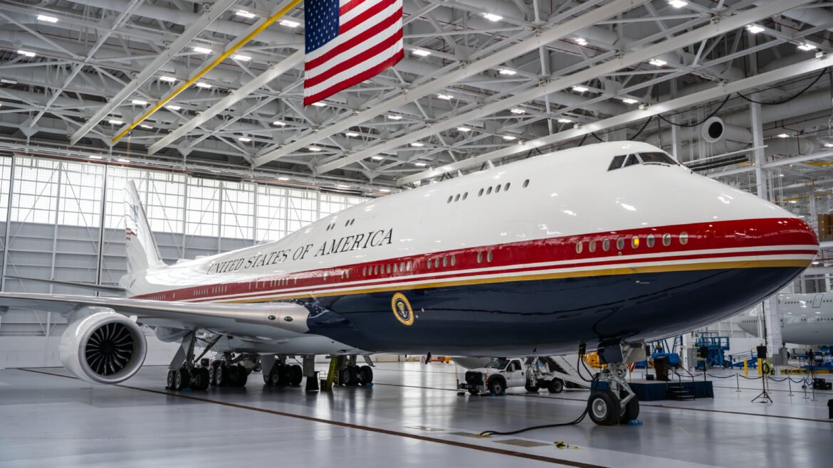 Boeing VC-25B maintenance contract
